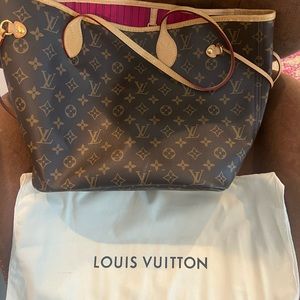 Louis Vuitton Neverfull bag. Used like new comes with wristlet and dust bag
